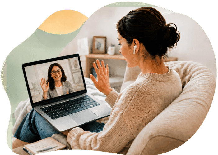 Mujer en sesión de terapia online por videollamada